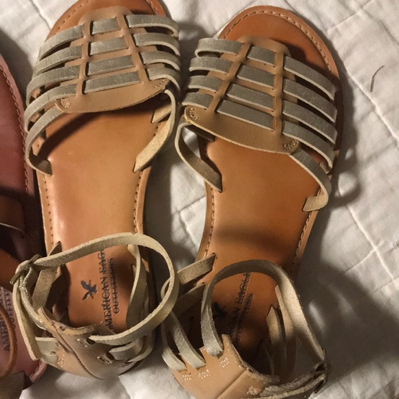 2 pairs of American Eagle sandals - Picture 3 of 3